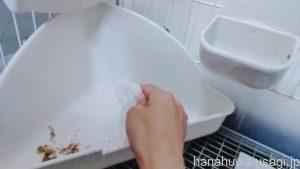 トイレ網の汚れを掃除用テッシュで拭き取る