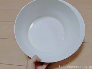 大きめの容器に分解した給水器を入れる