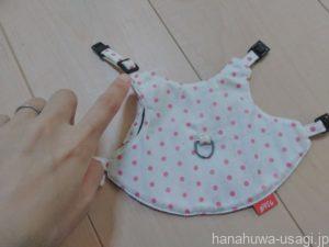 ハーネスの付け方2.うさぎの首・胴周りのアジャスターを調整する