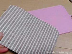 適当な大きさに切ったタイルマットをうさぎ用ヒーターに貼る