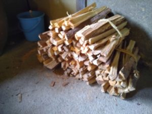 防腐剤や防虫剤の加工されている木材は与えない