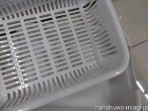 うさぎ用手作りトイレに使用した水切りカゴ