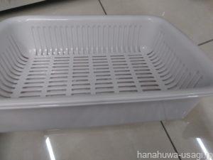 トイレシートの上に水切りカゴを重ねる